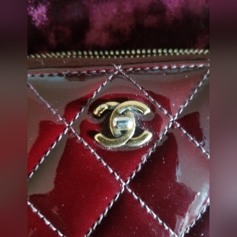 CHANEL VINTAGE ZIP AROUND WALLET - Picture 4 of 10